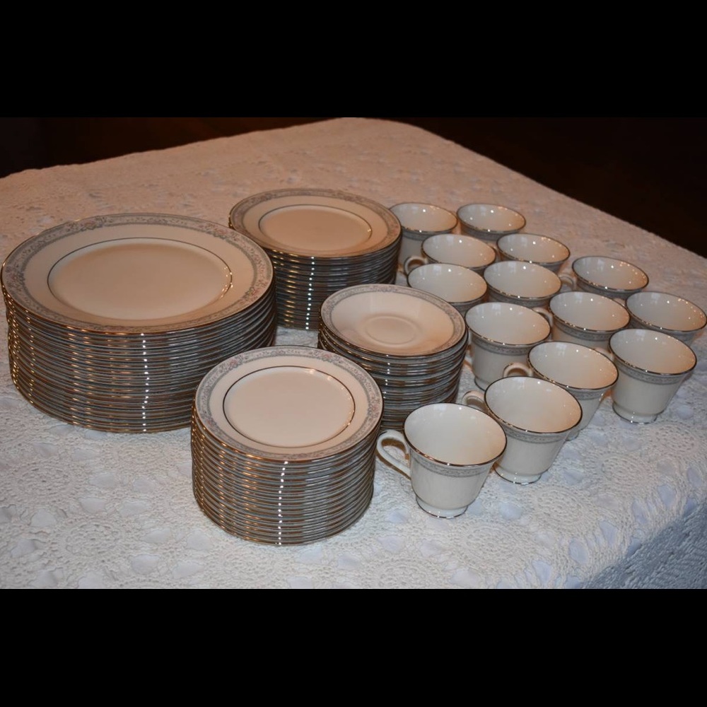 Lenox Fine China 14 place settings plus serving pieces